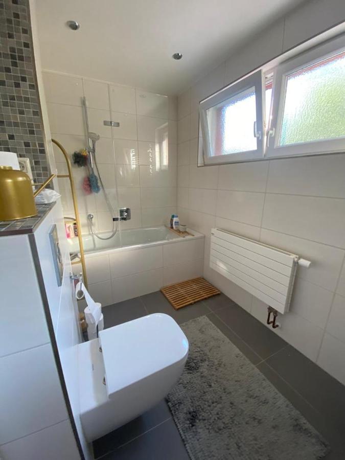 Schoenes Zimmer Im Charmanten Haus Berlim Exterior foto